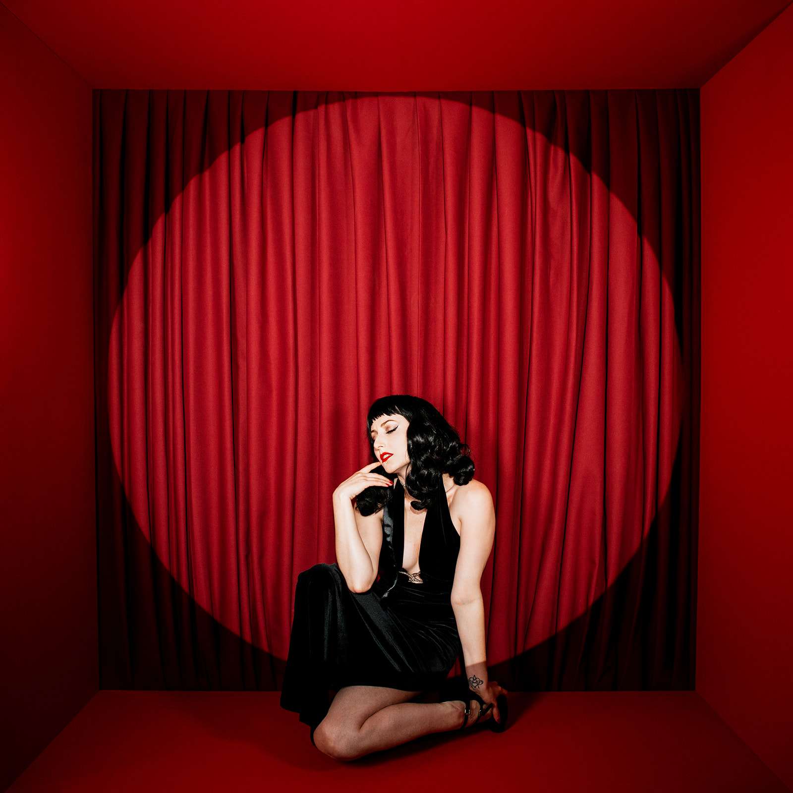 How To Create a Theatrical Portrait Photoshoot Using a Spotlight - Jada And David Parrish